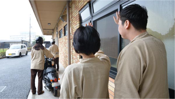 訪問調査を行う介護支援専門員(ケアマネジャー)を見送り。