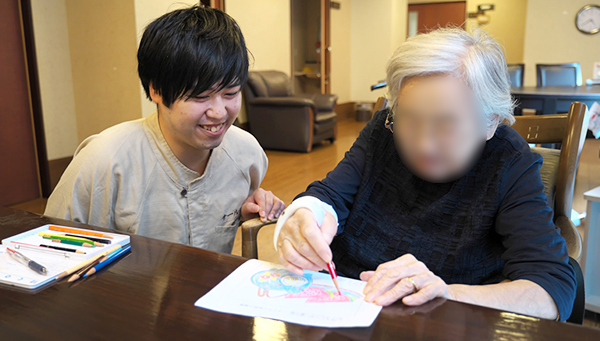 塗り絵を楽しみます。上手ですね!