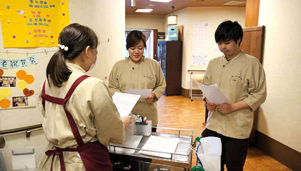 ご利用者様について看護師と情報共有をします。