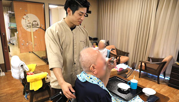 食事訓練を行います。自分のペースで頑張ってください。
