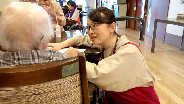 ユニットのリビングでの看護ケアを行います。