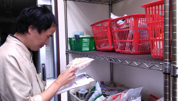 不足しないように食料の在庫を確認。足りないものを発注します。